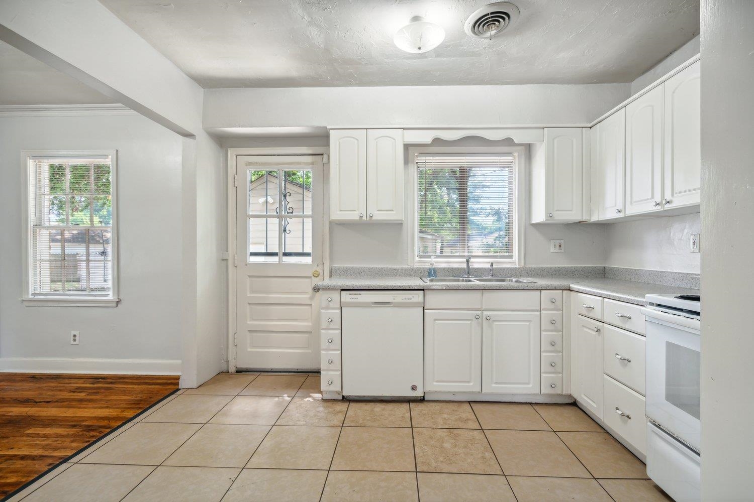3827 VERNON AVE