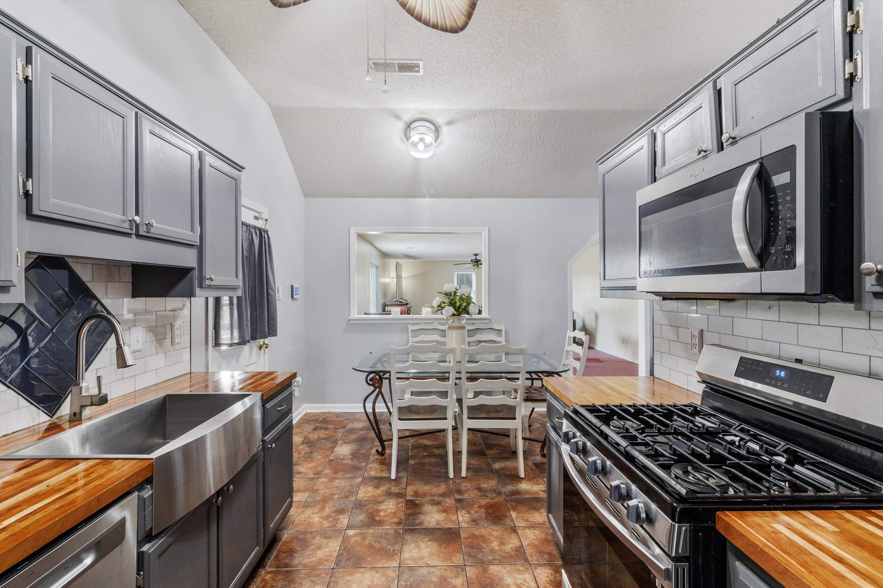 595 RAY LN