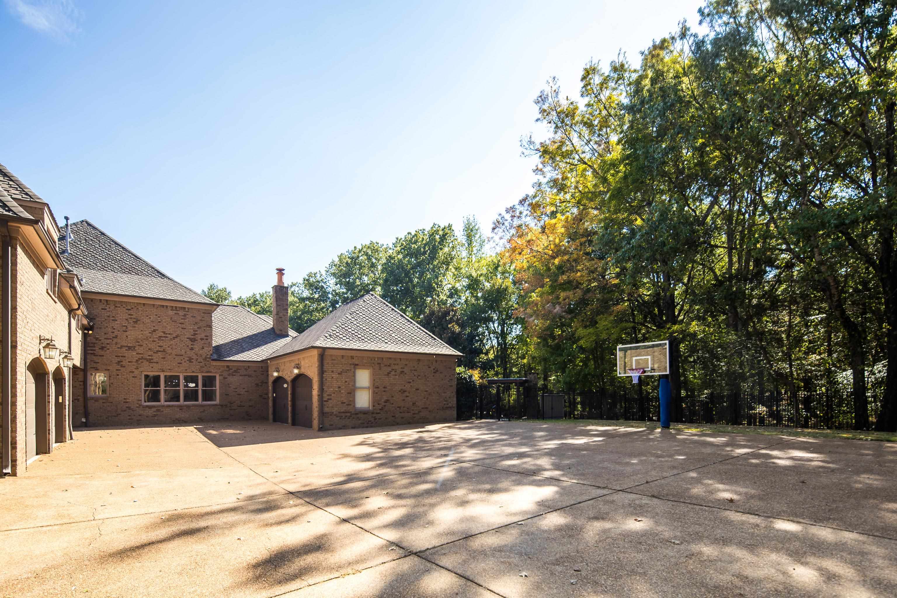 425 BUCKLAND CV