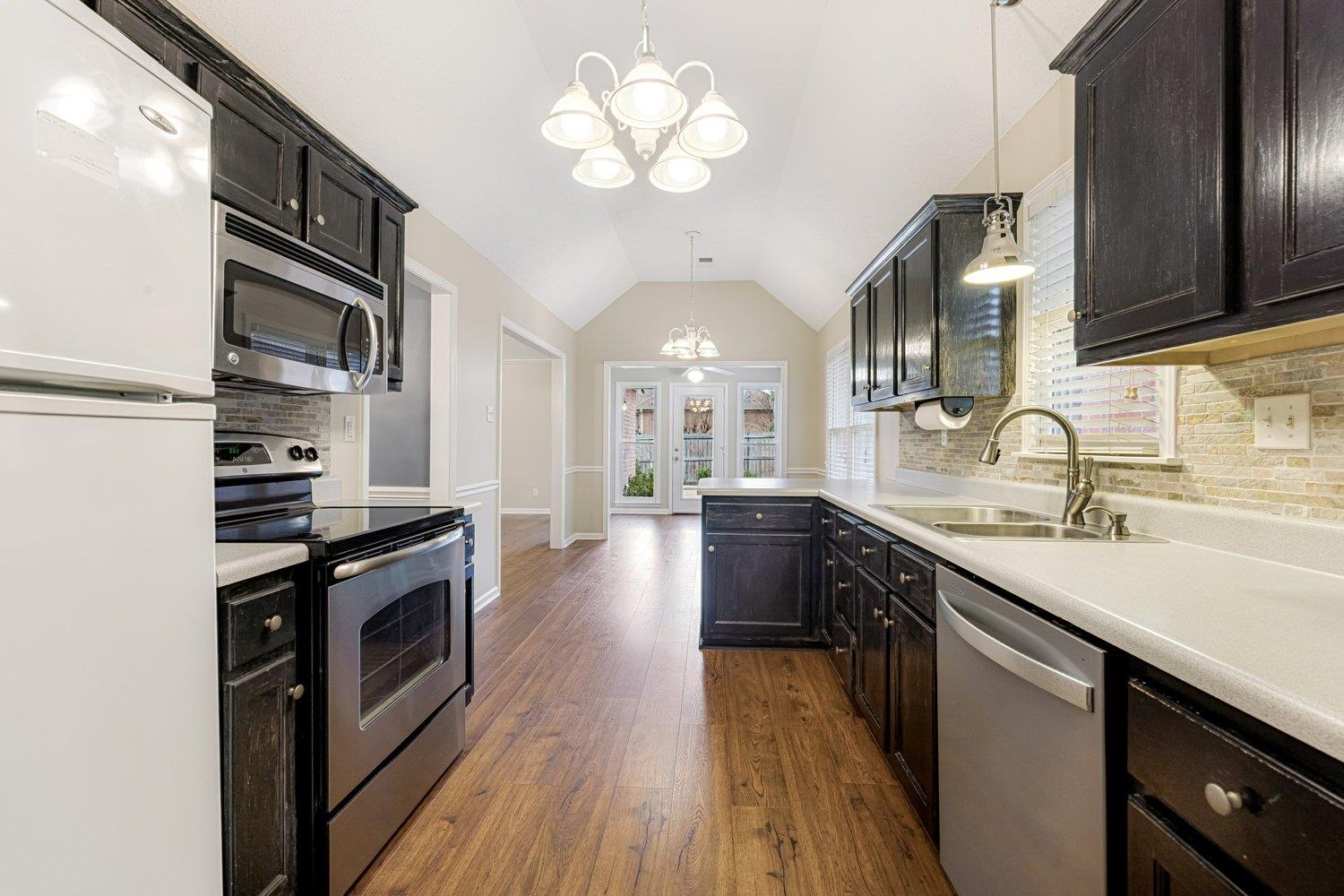 1102 MIRROR LAKE LN