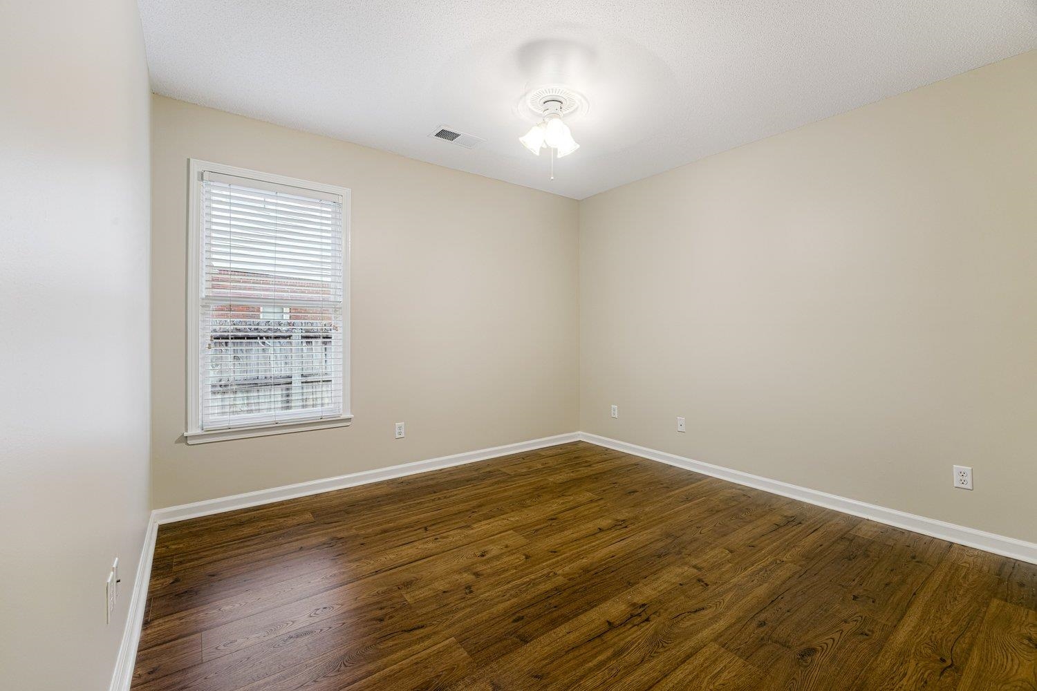 1102 MIRROR LAKE LN