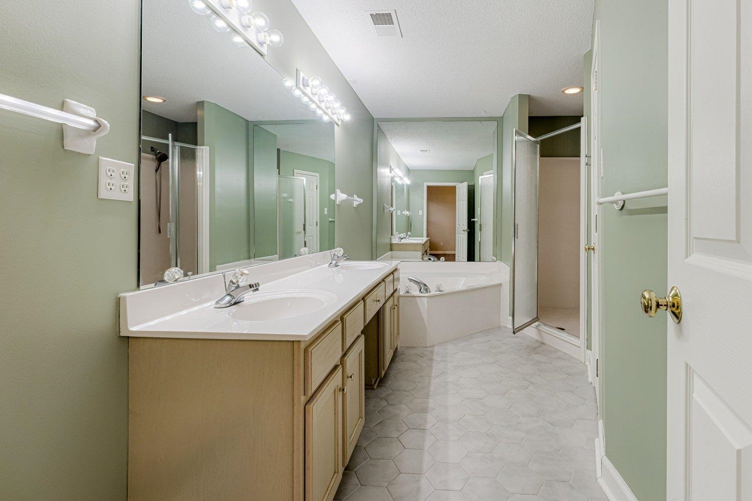1102 MIRROR LAKE LN