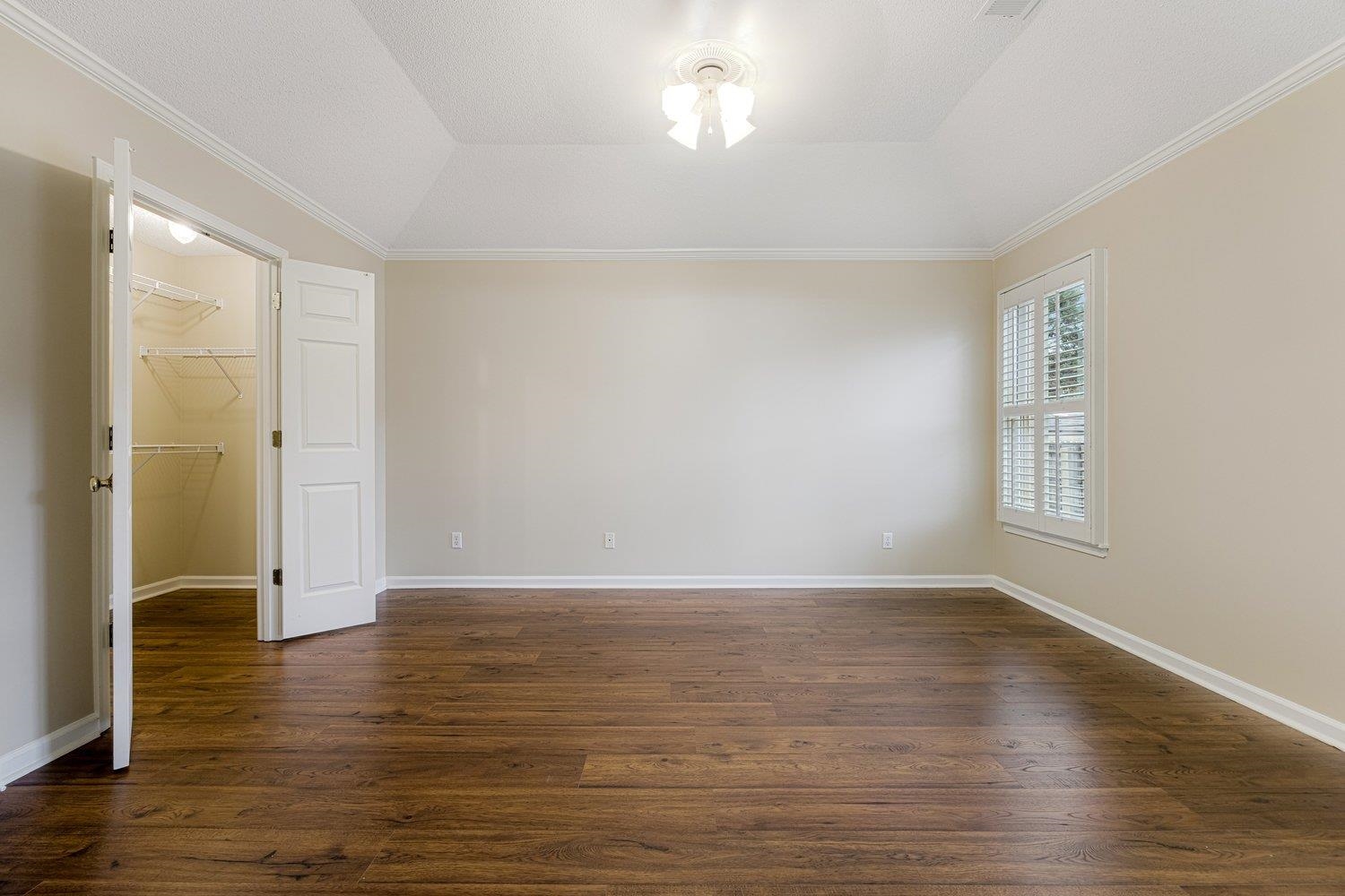 1102 MIRROR LAKE LN
