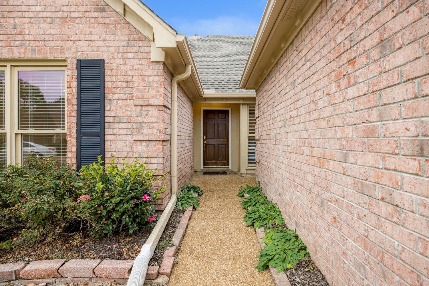 1102 MIRROR LAKE LN