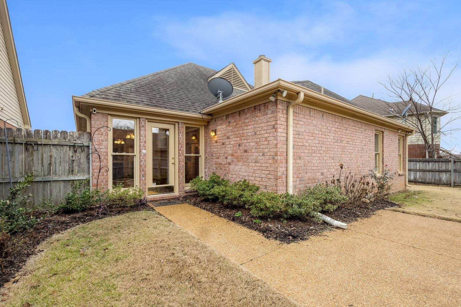 1102 MIRROR LAKE LN