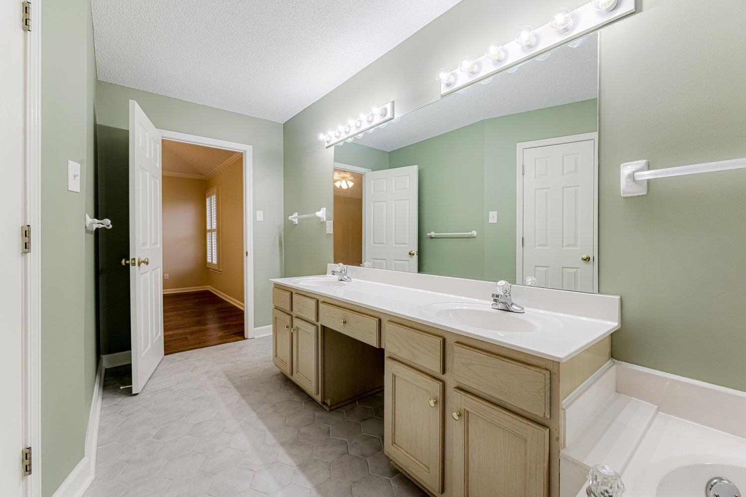 1102 MIRROR LAKE LN