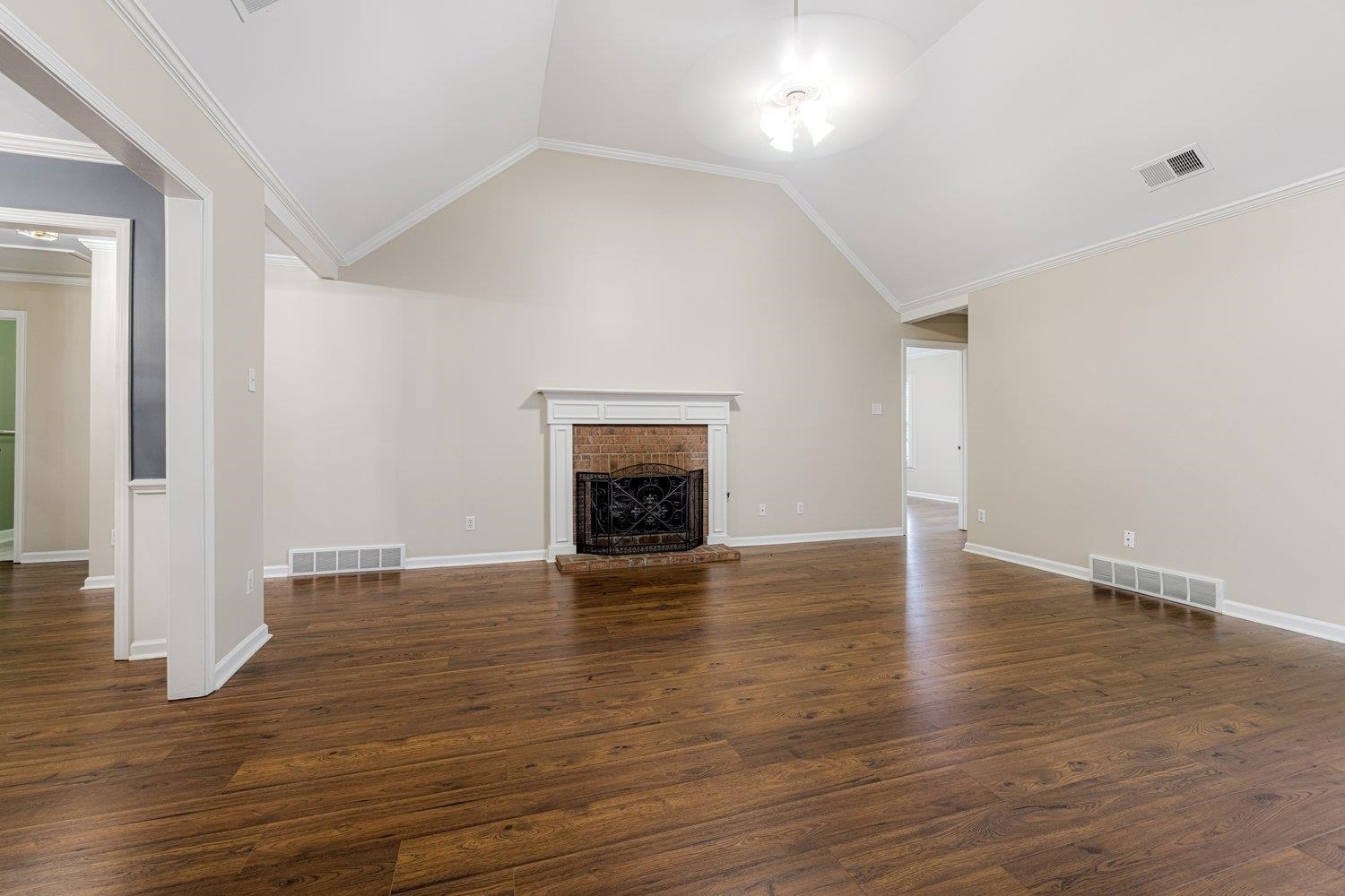 1102 MIRROR LAKE LN