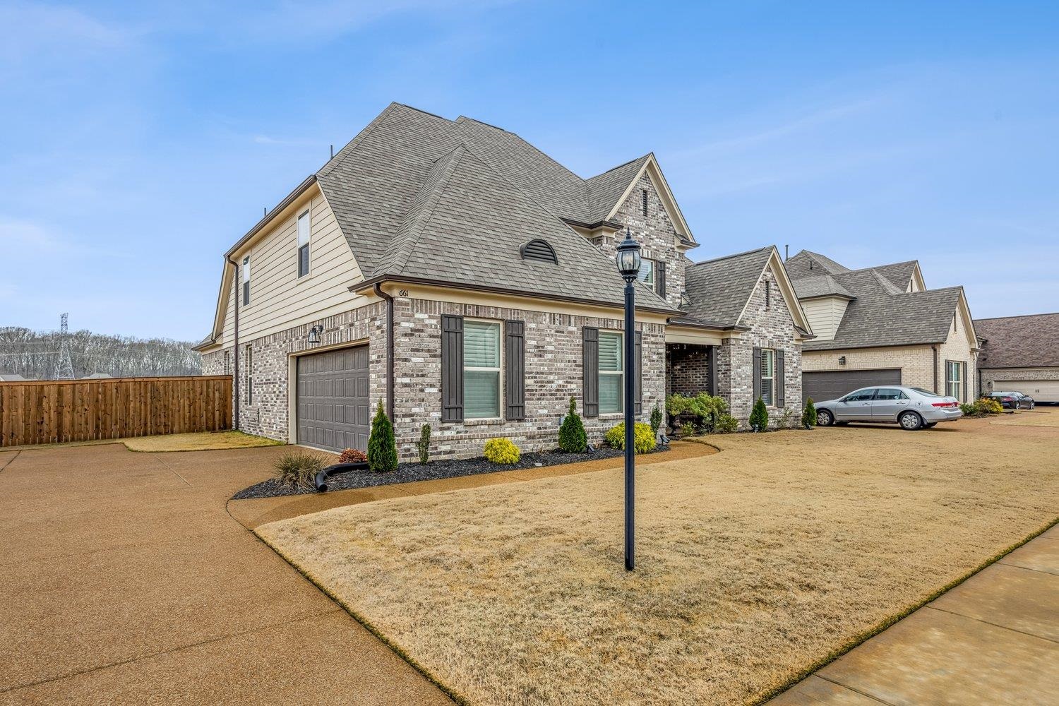 661 WOODLAND FOX LN