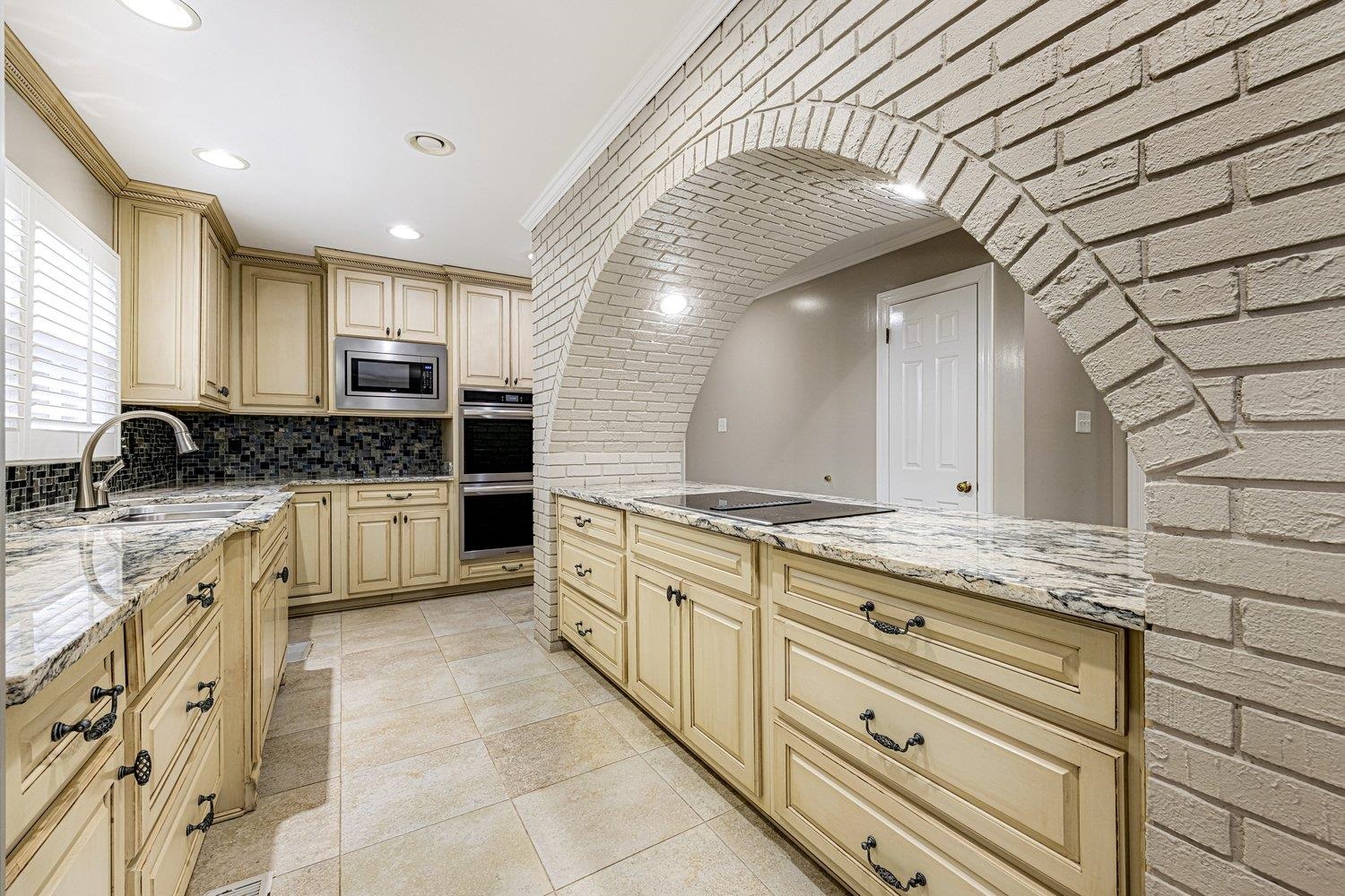 1330 PEBBLE CREEK LN