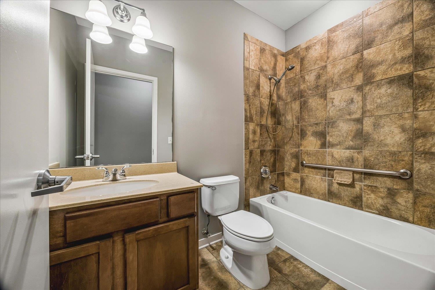 426 N FRONT ST Unit: 104