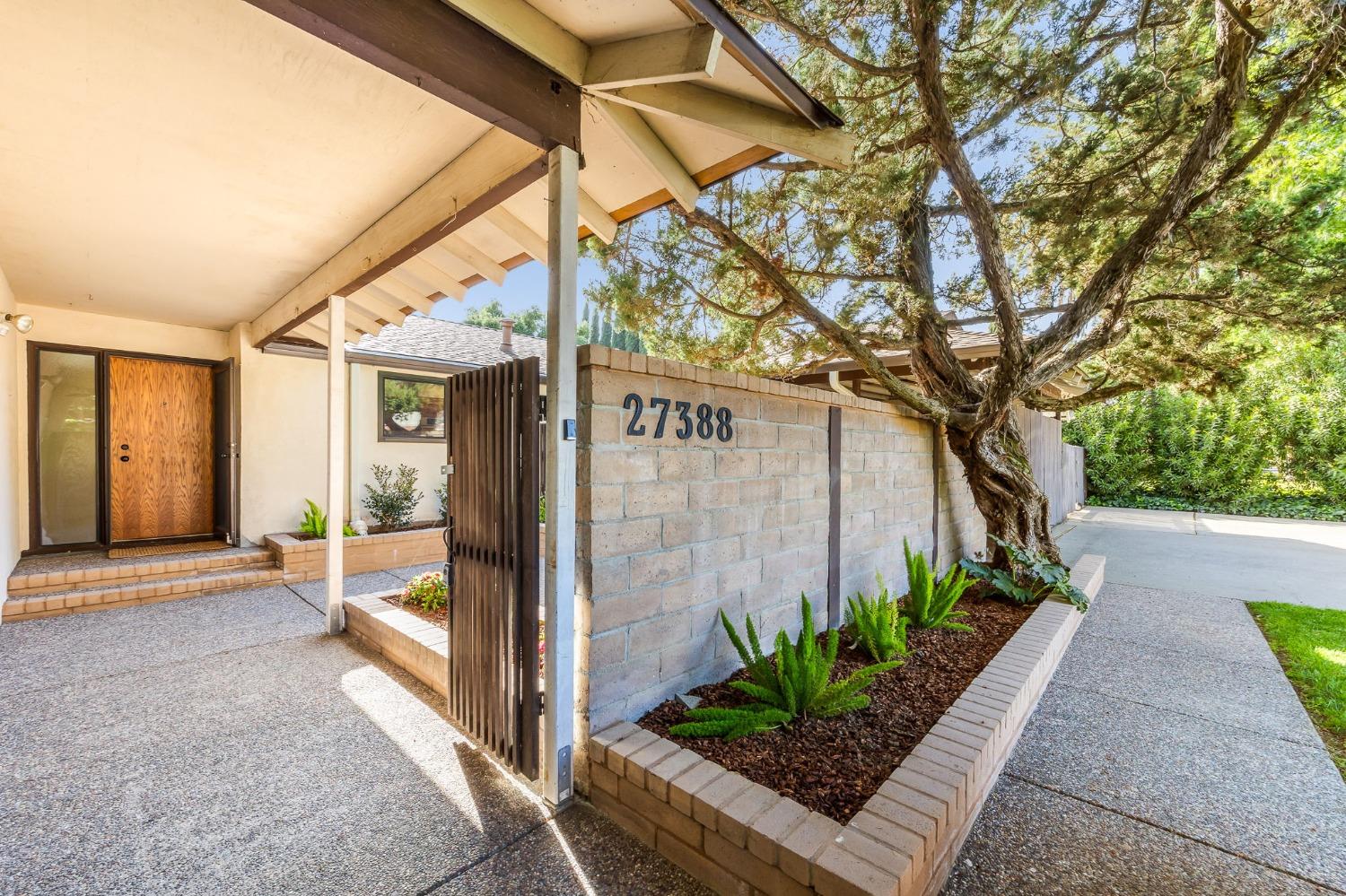 27388 Meadowbrook Drive