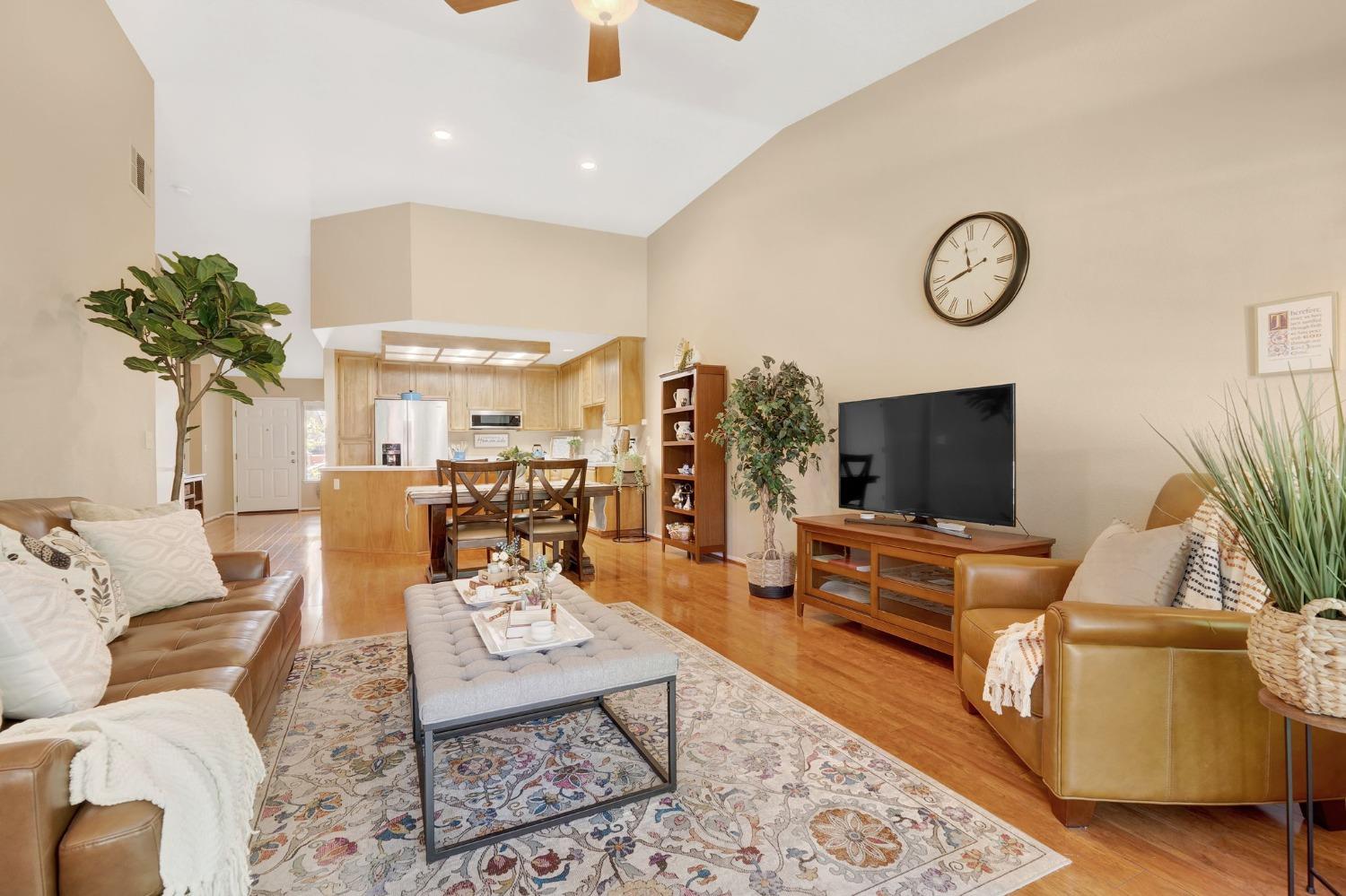 811 La Coruno Street