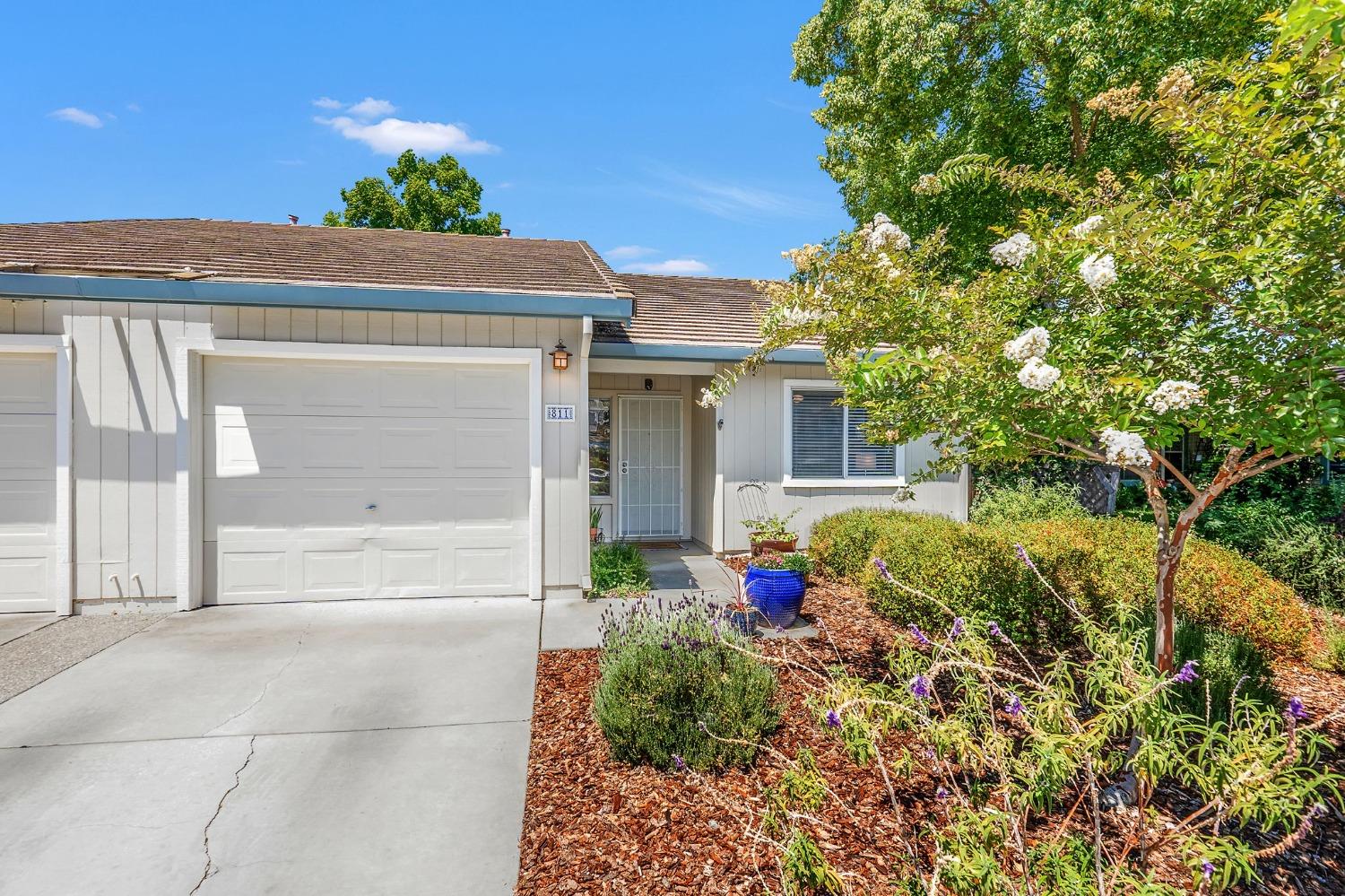 811 La Coruno Street