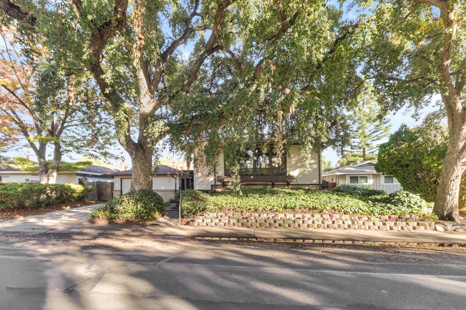 1302 Oak Avenue