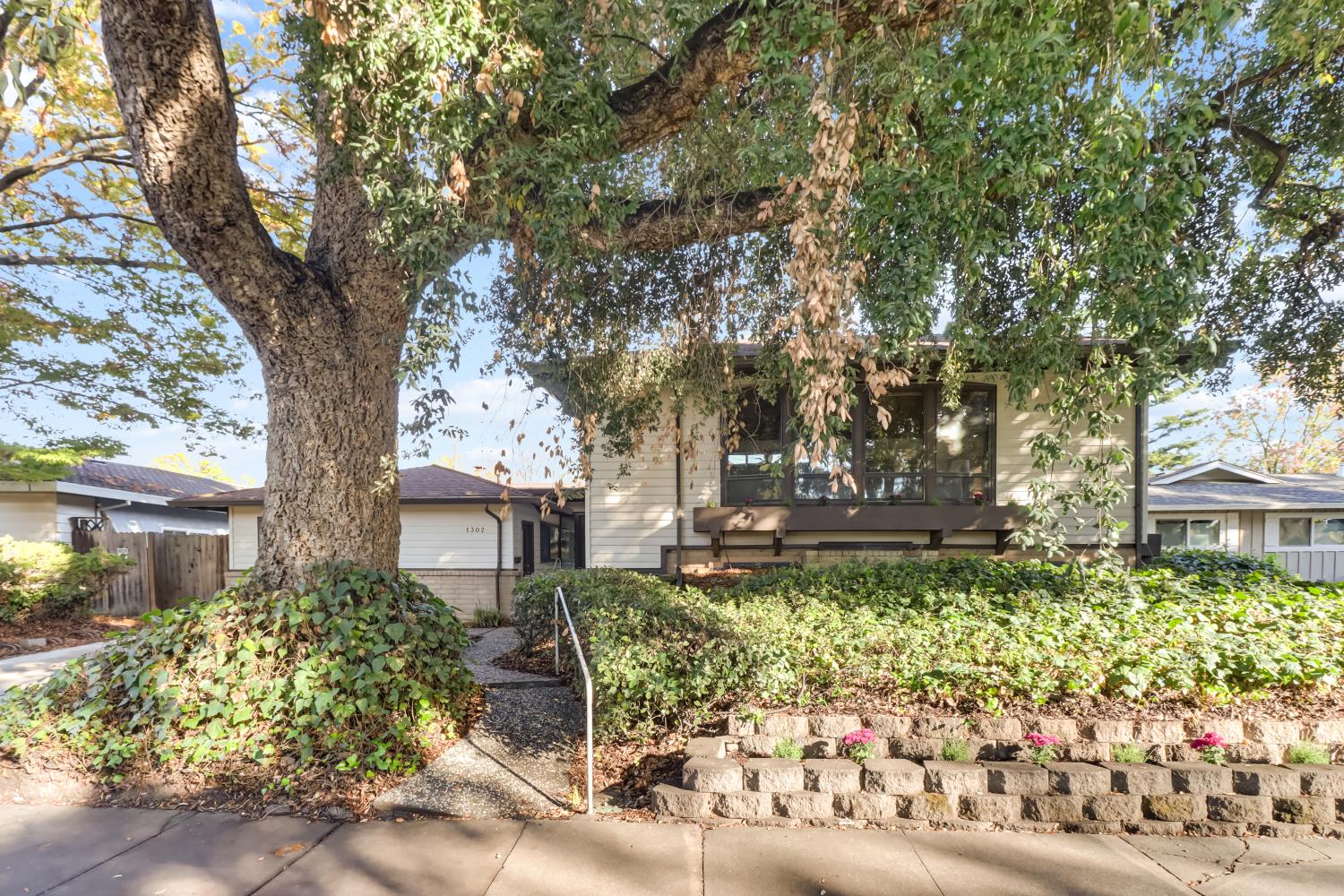 1302 Oak Avenue