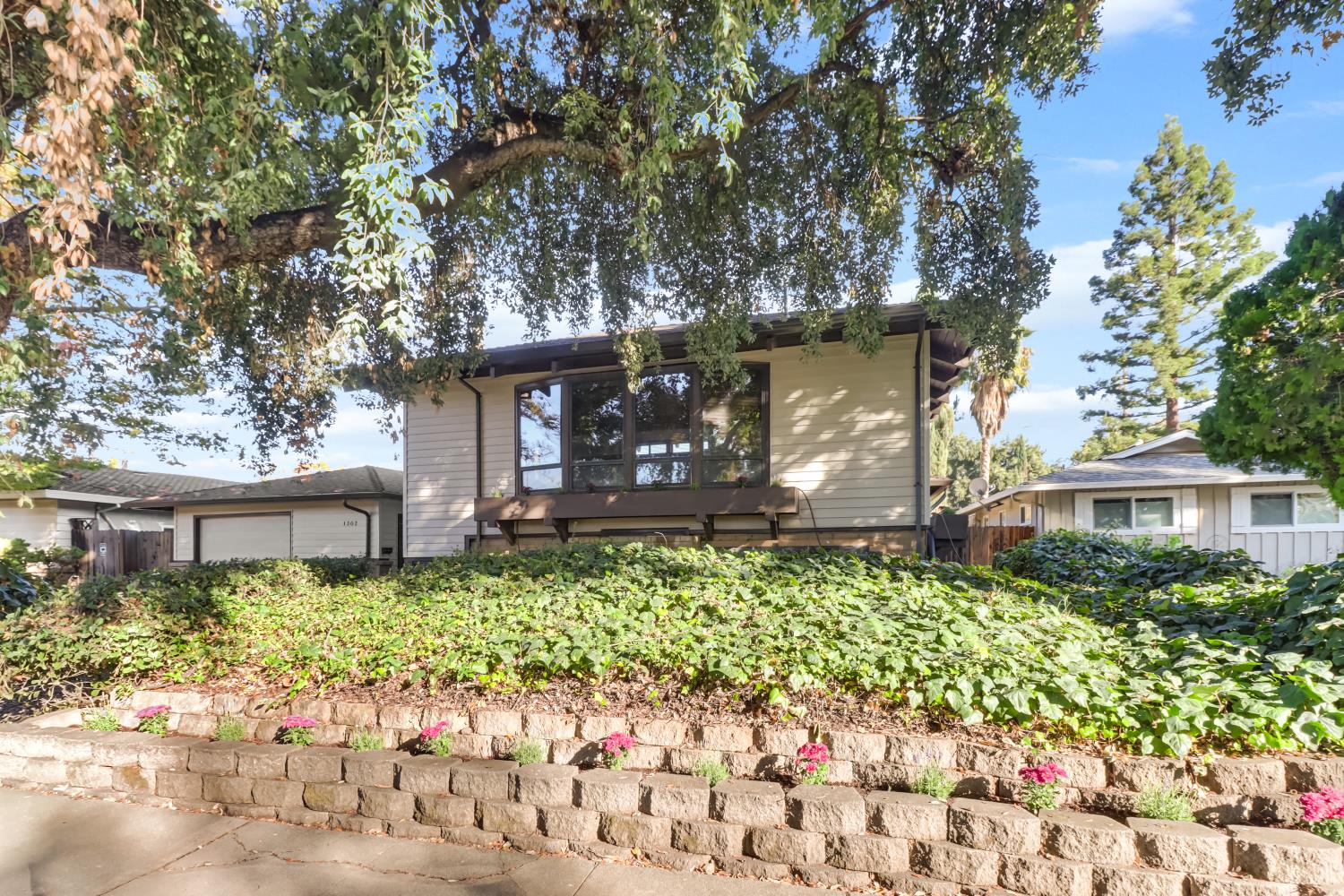 1302 Oak Avenue