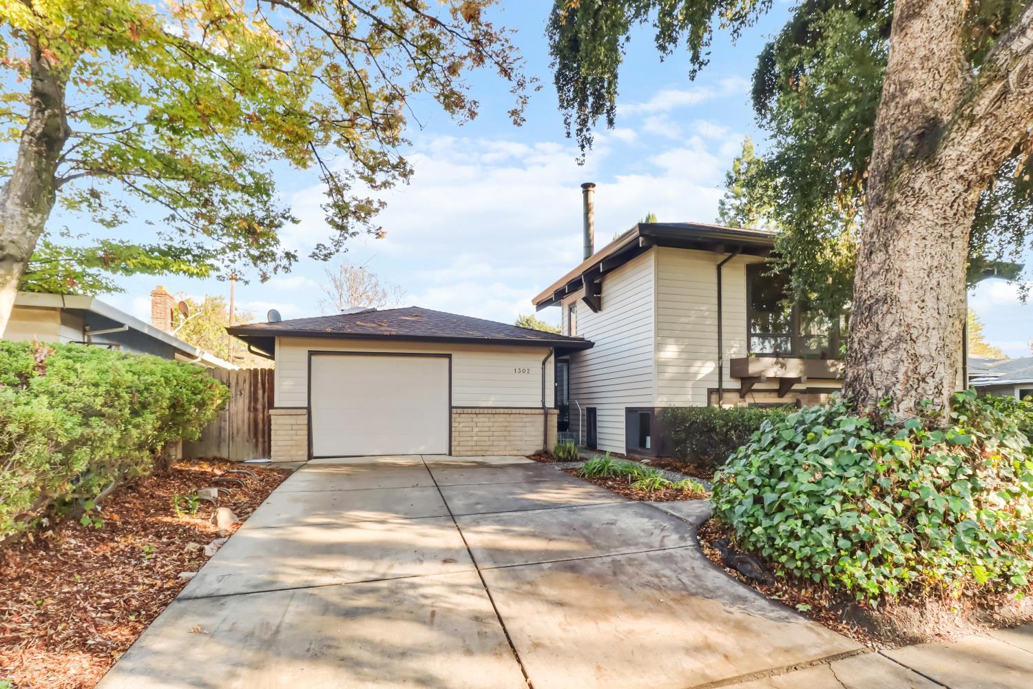 1302 Oak Avenue