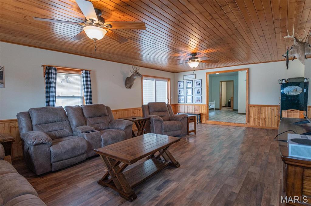 1106 W Parkview Drive