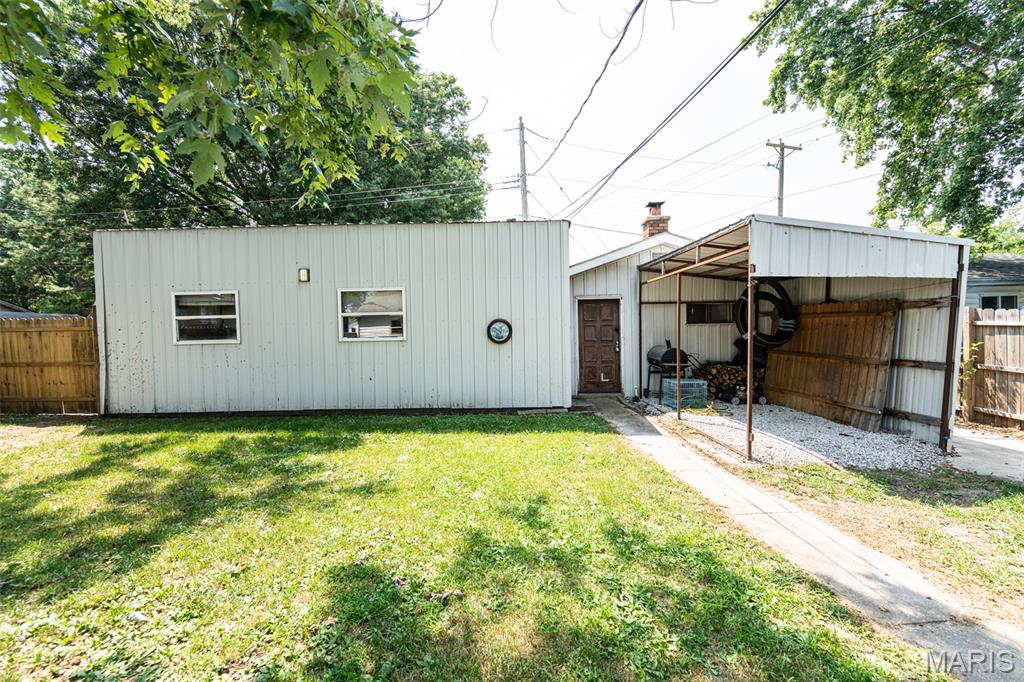 706 Apple Avenue