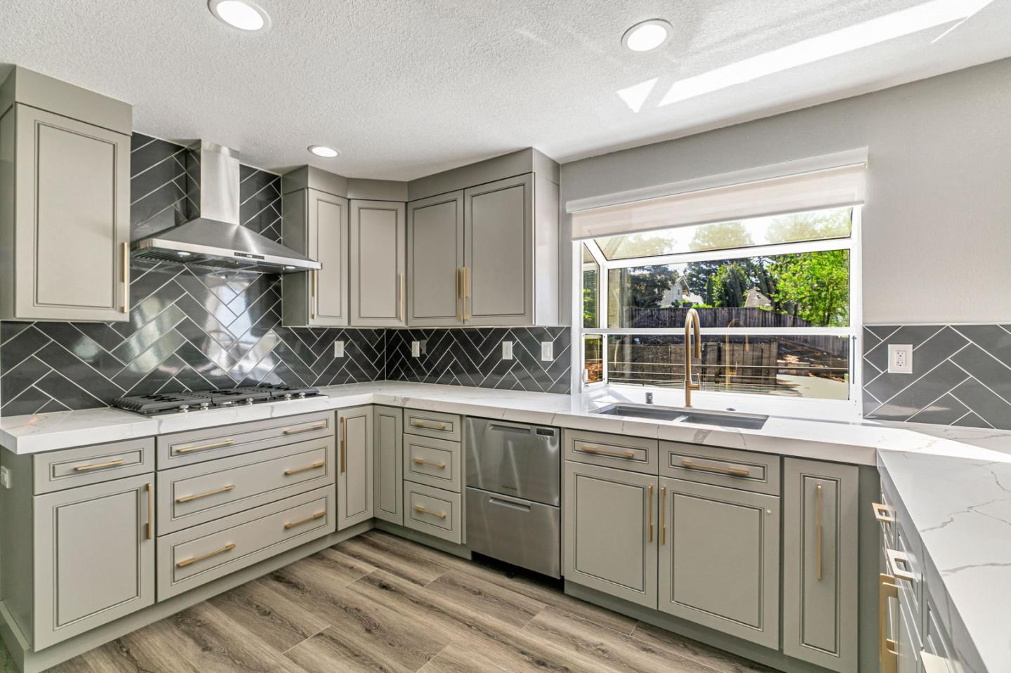 3324 Meadowlands Lane