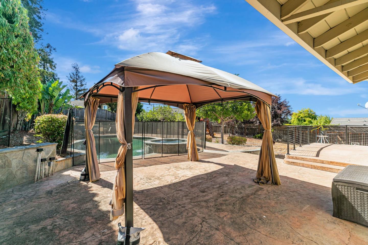 3324 Meadowlands Lane