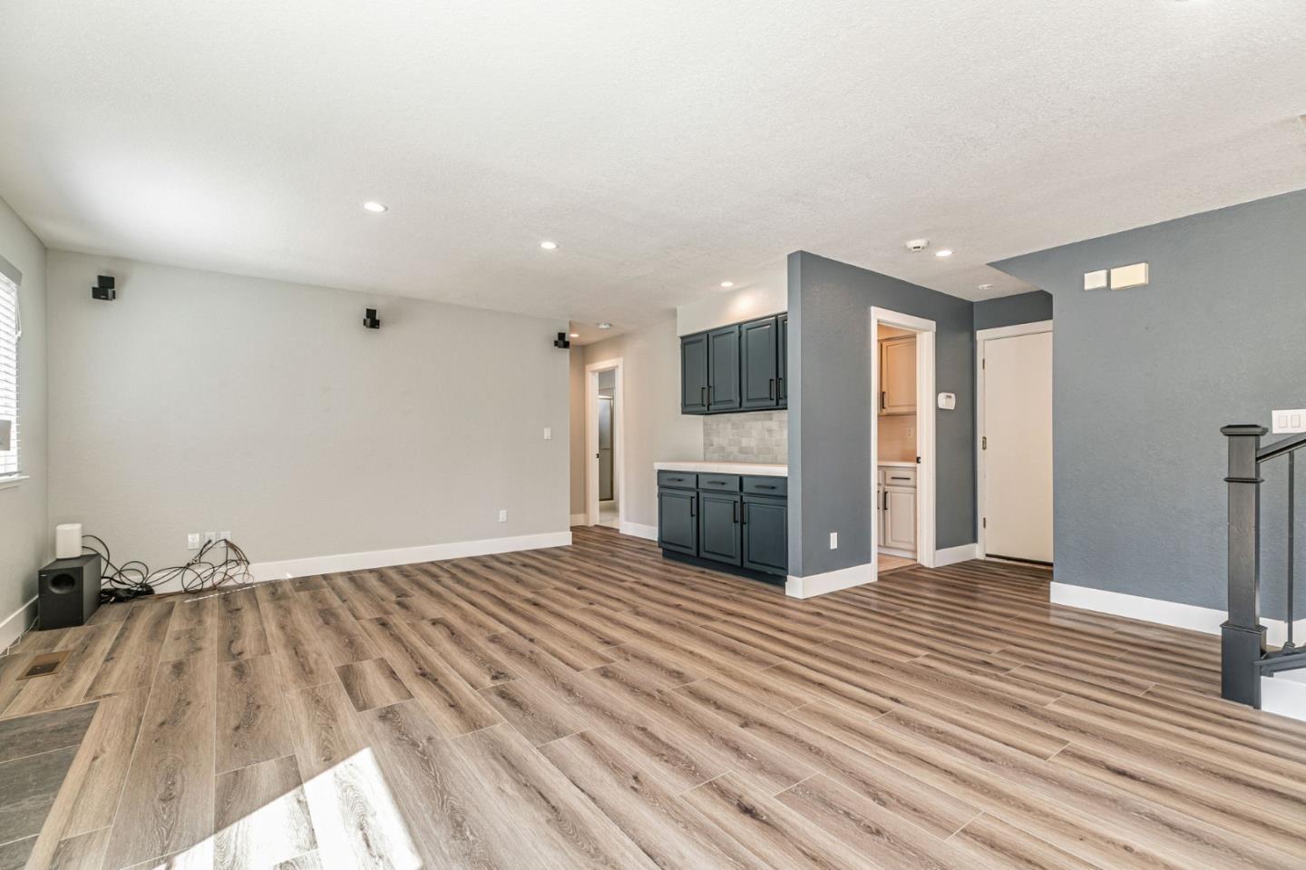 3324 Meadowlands Lane