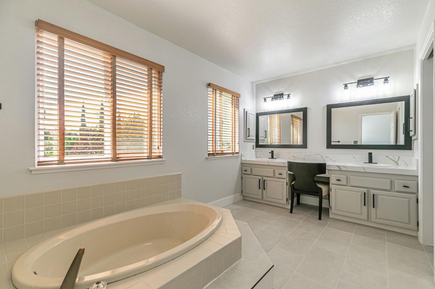 3324 Meadowlands Lane