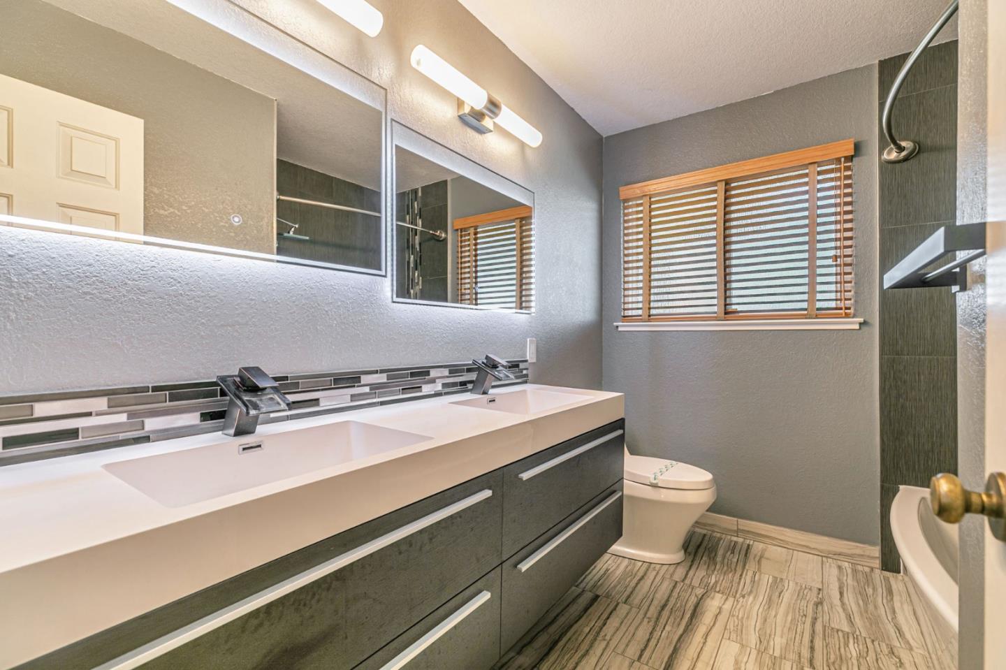 3324 Meadowlands Lane