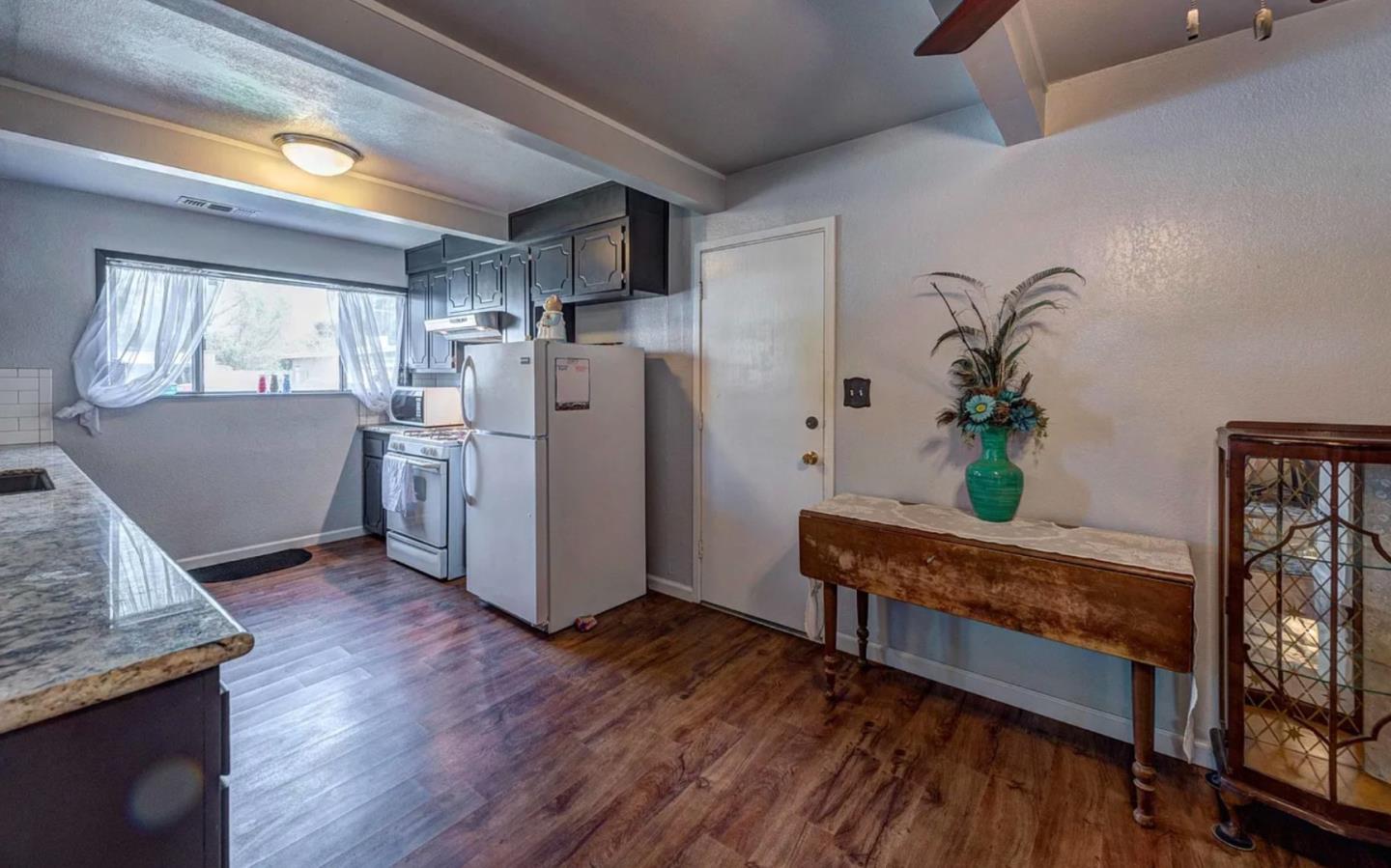 2886 Pinto LN