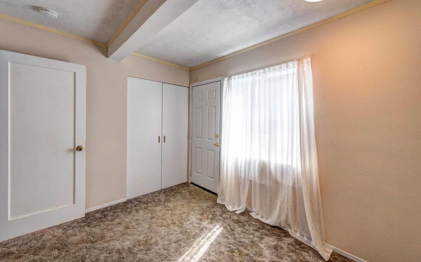 2886 Pinto LN