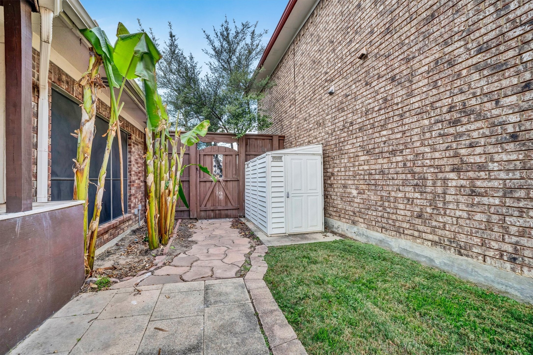 1606 Kingspoint Drive