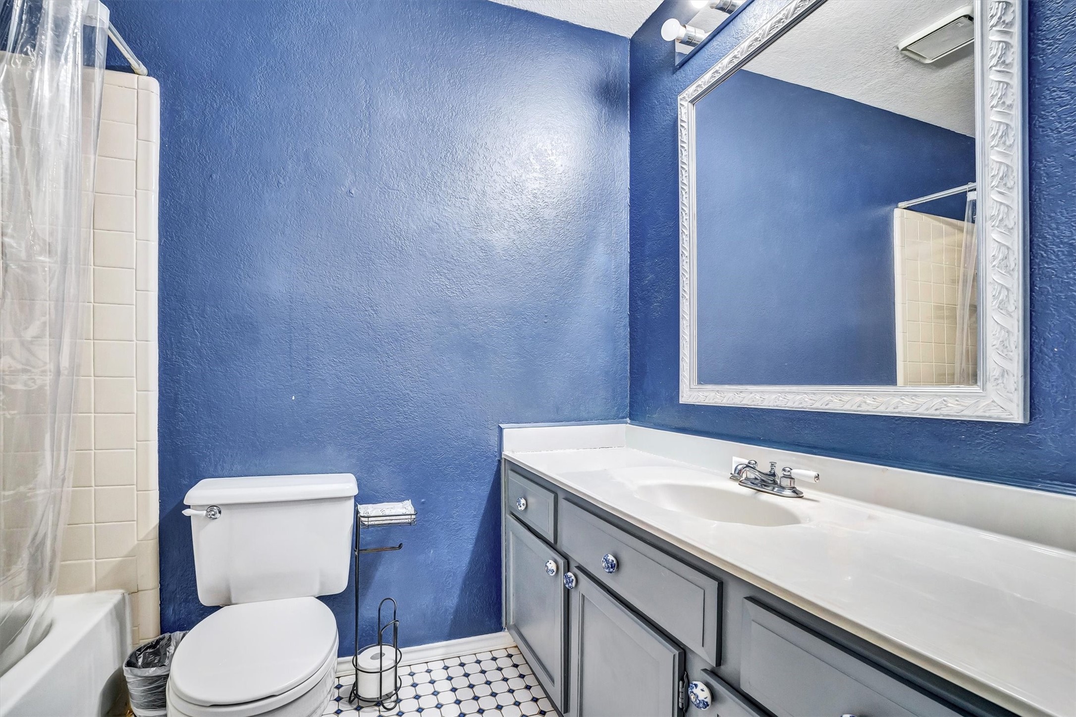 1606 Kingspoint Drive