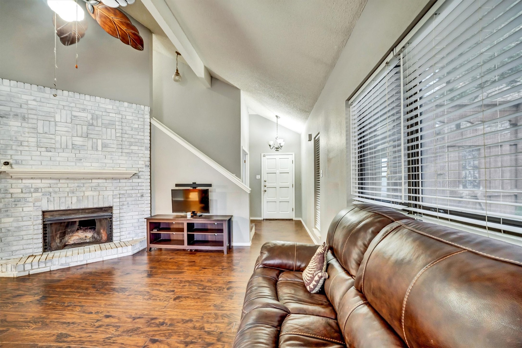 1606 Kingspoint Drive