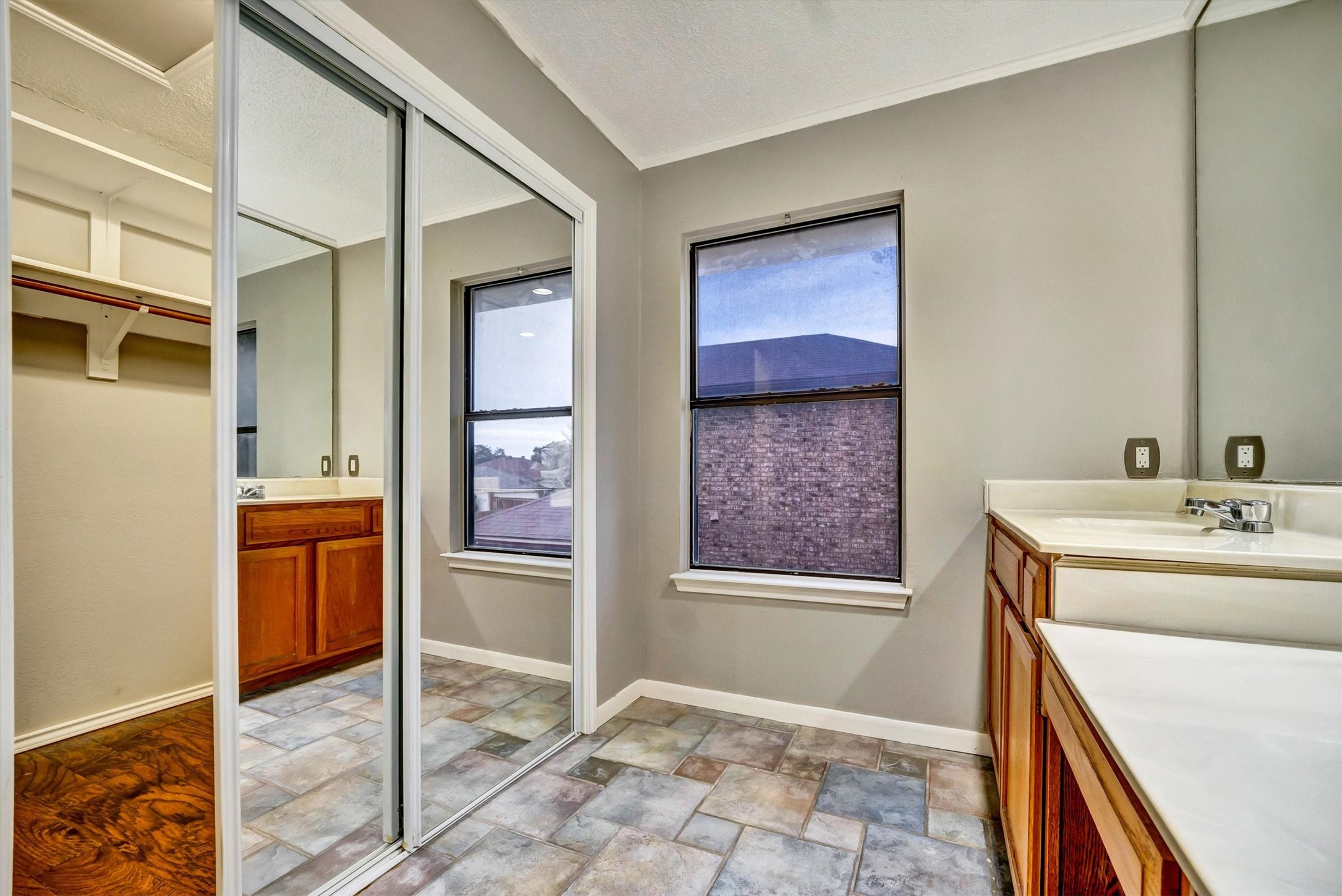 1606 Kingspoint Drive