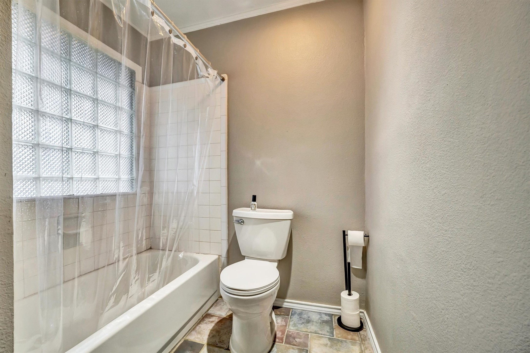 1606 Kingspoint Drive