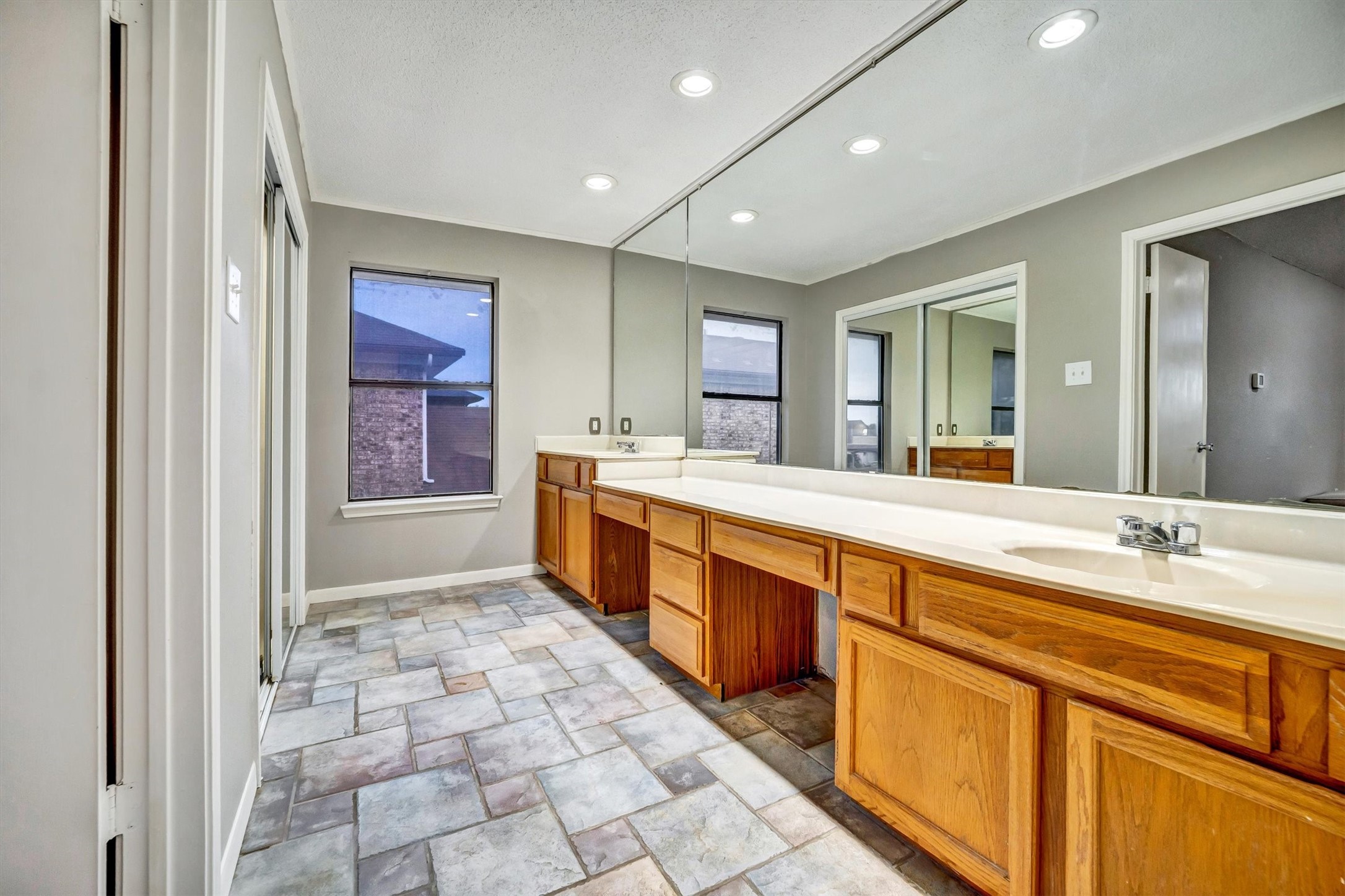 1606 Kingspoint Drive