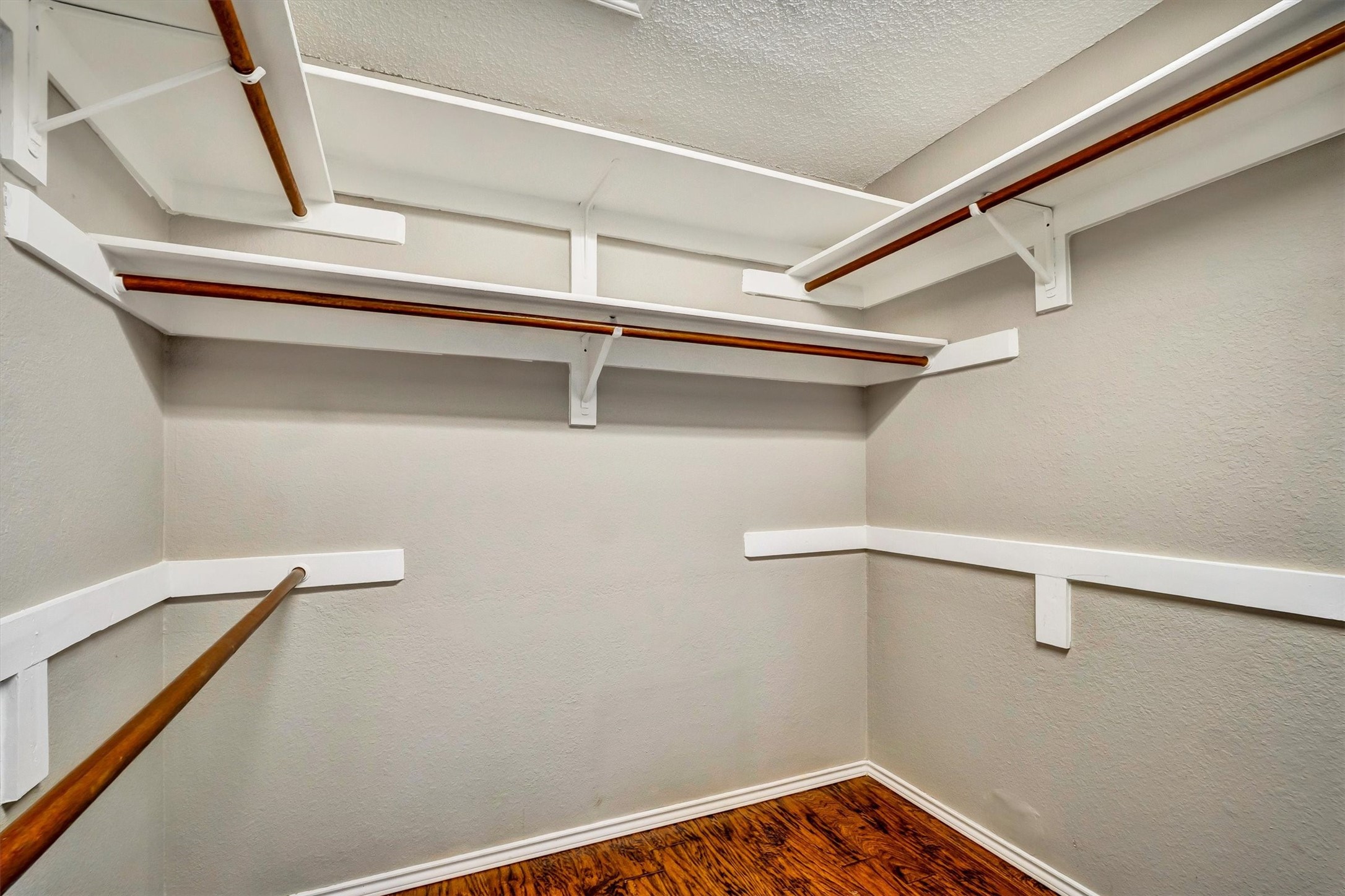 1606 Kingspoint Drive