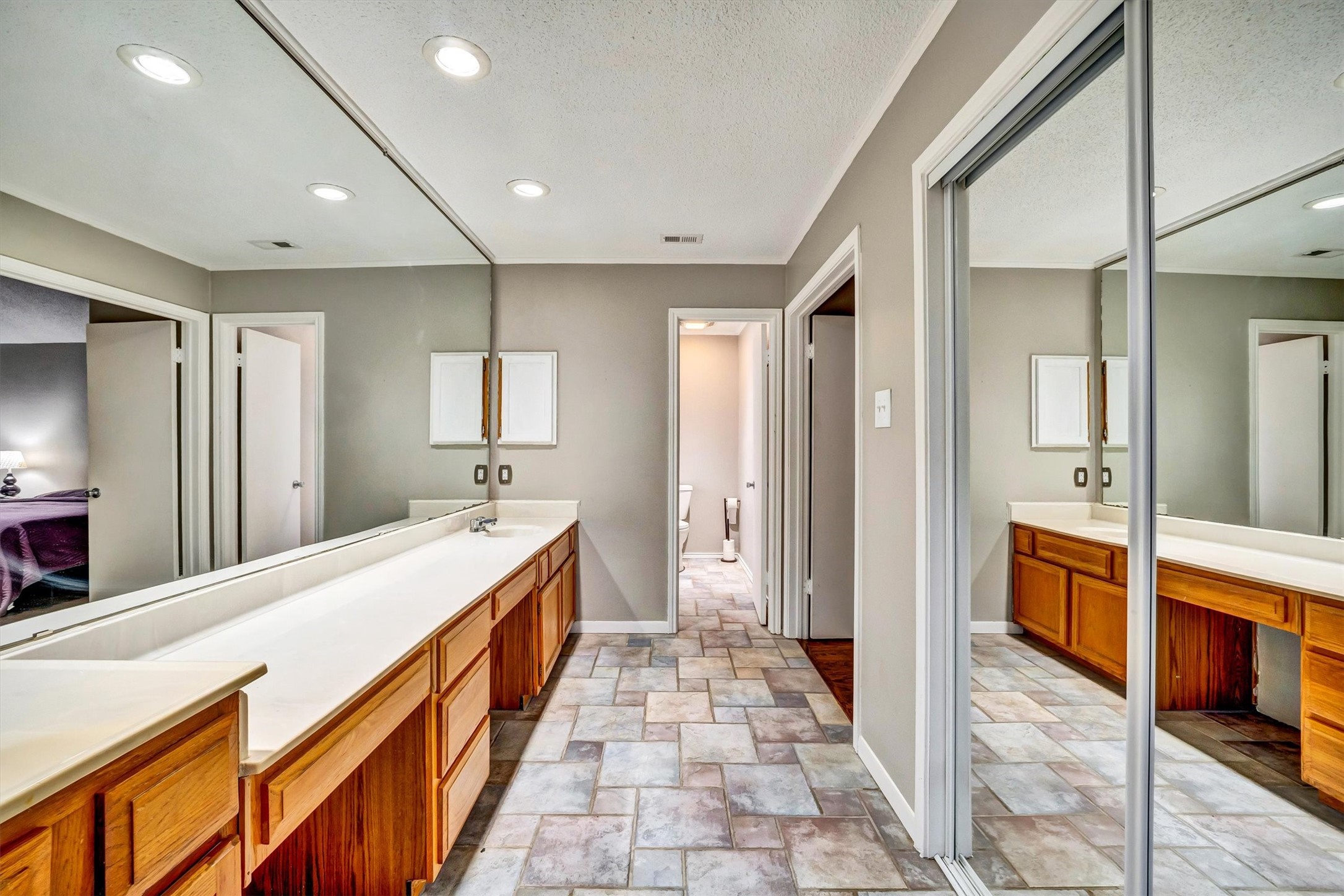 1606 Kingspoint Drive