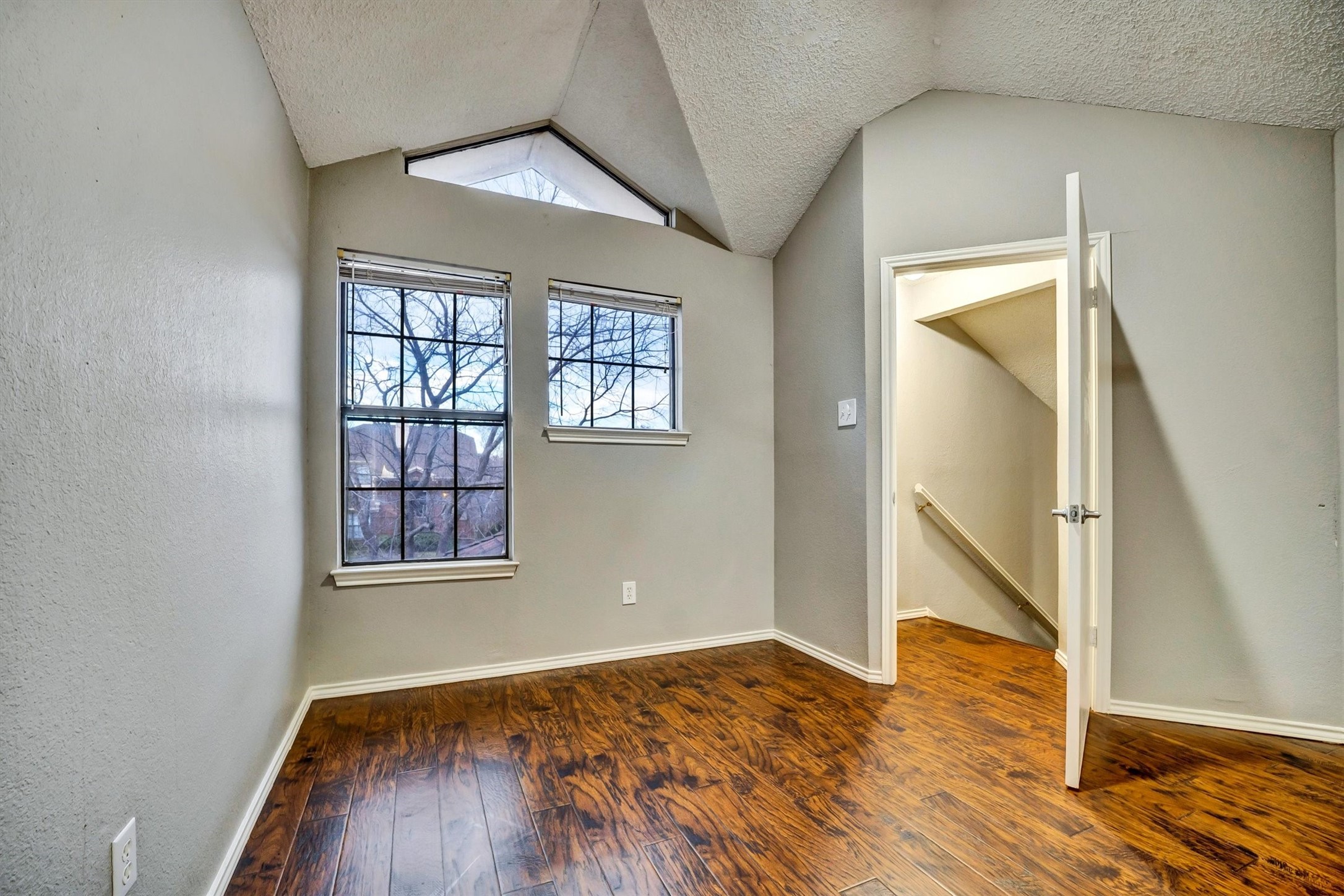 1606 Kingspoint Drive