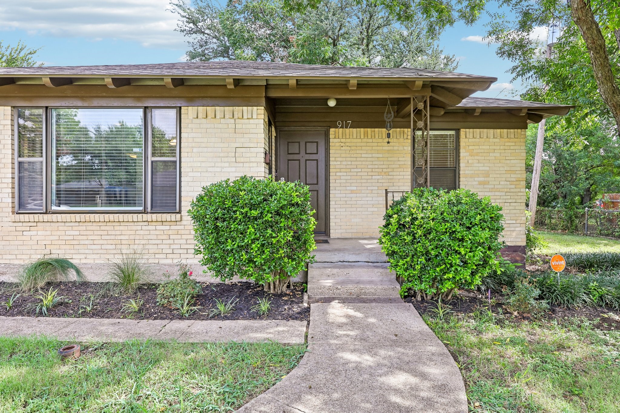 917 De Witt Circle