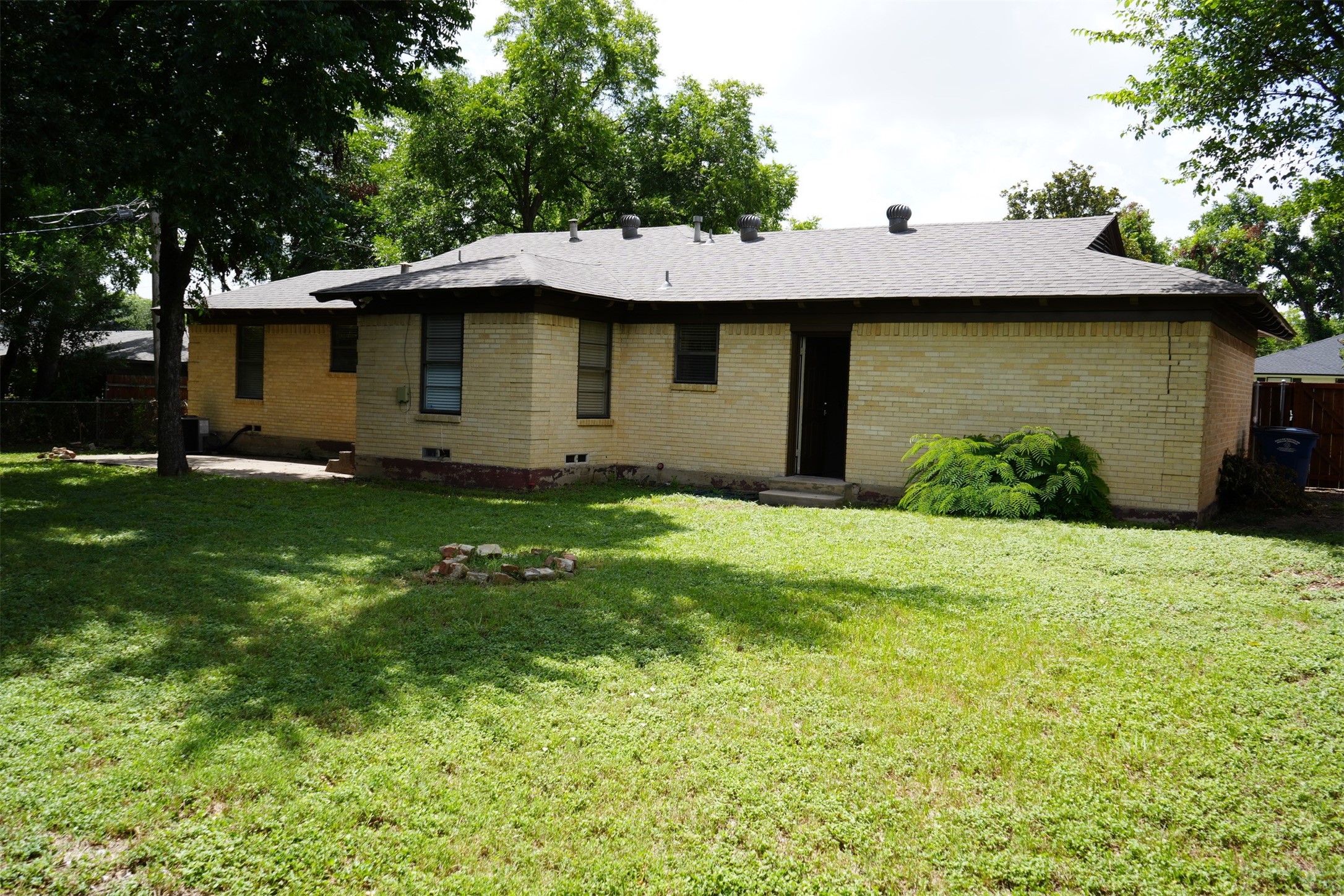 917 De Witt Circle