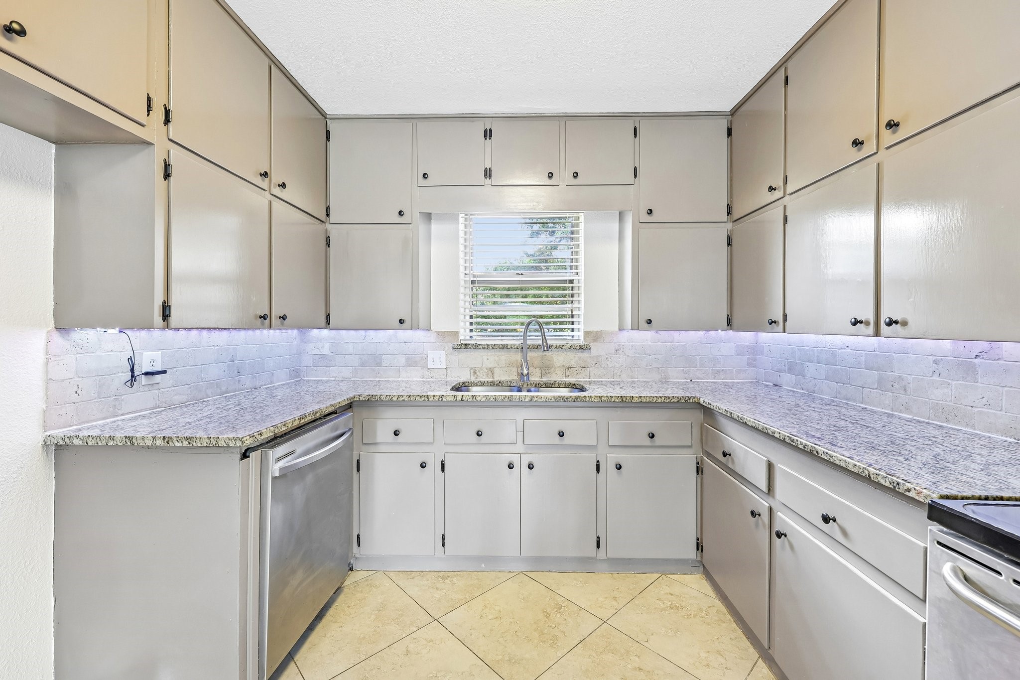 917 De Witt Circle