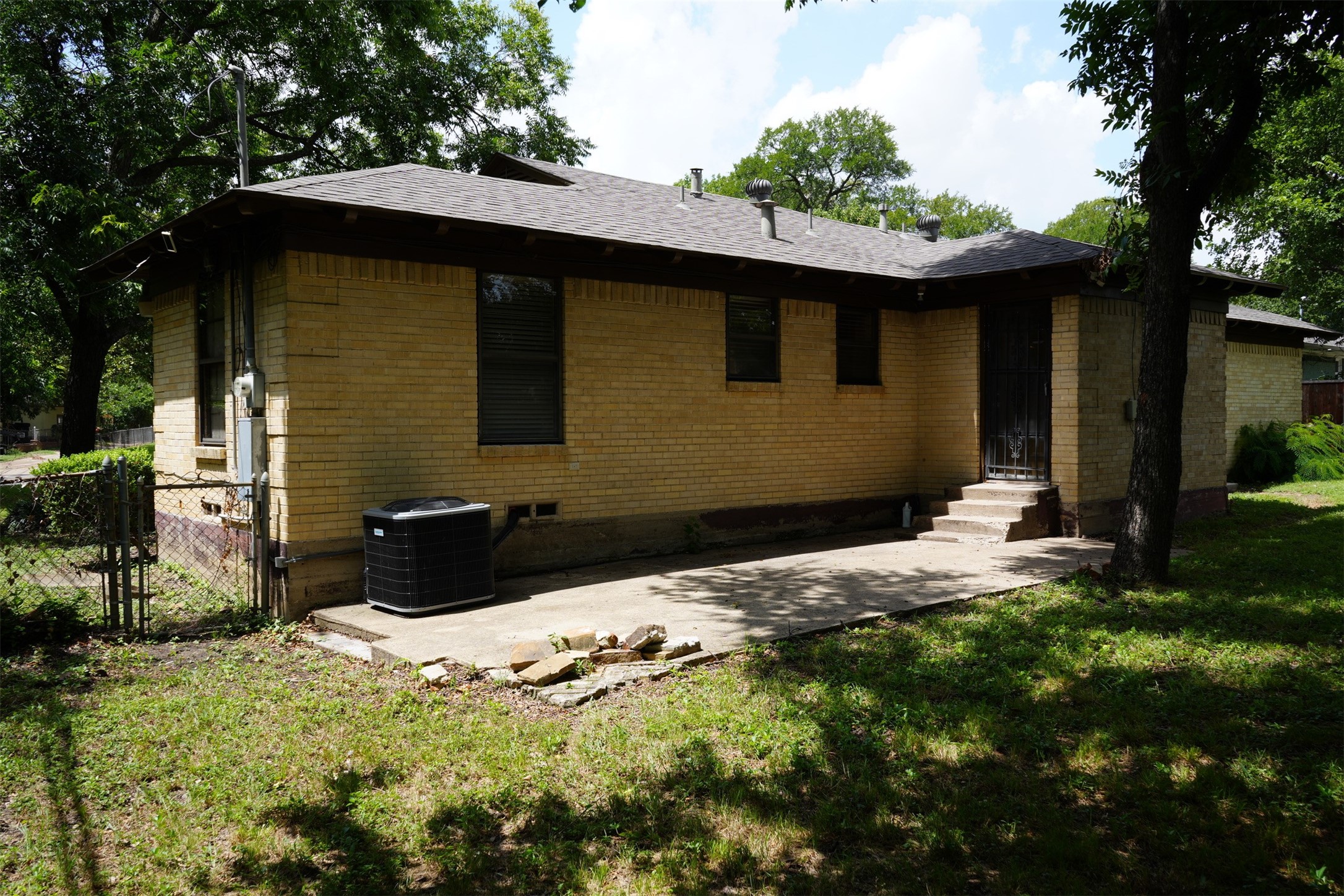 917 De Witt Circle