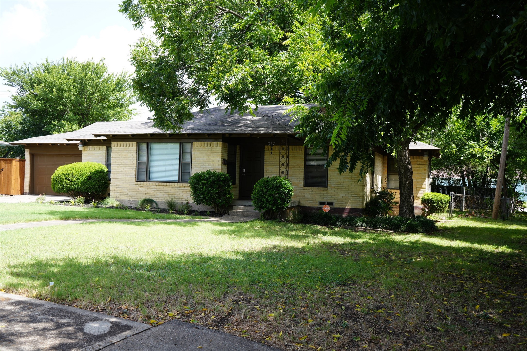 917 De Witt Circle