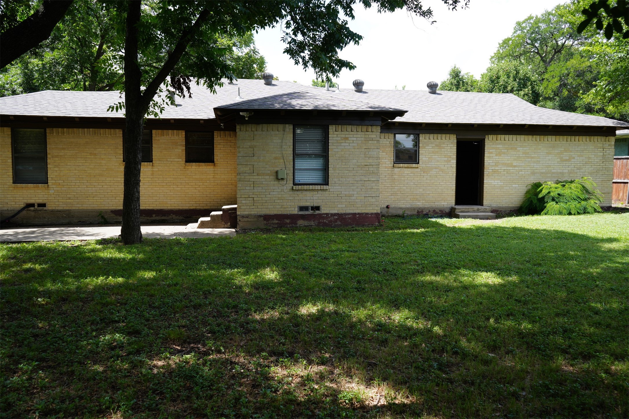 917 De Witt Circle