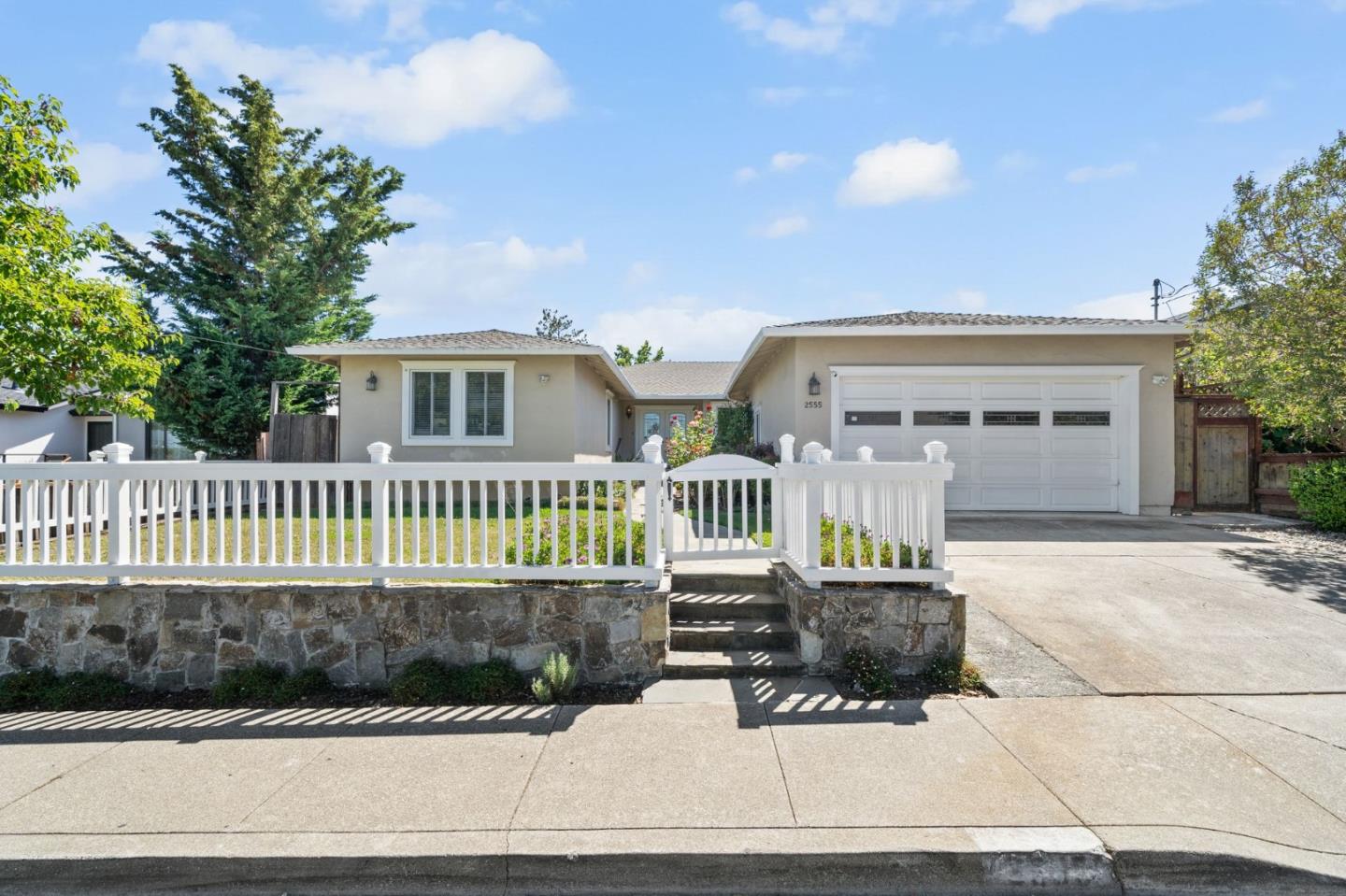 2555 Eaton AVE