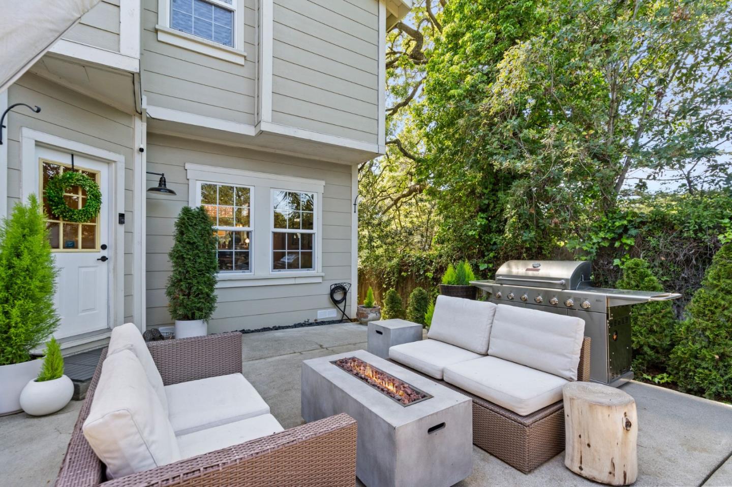 558 Live Oak LN