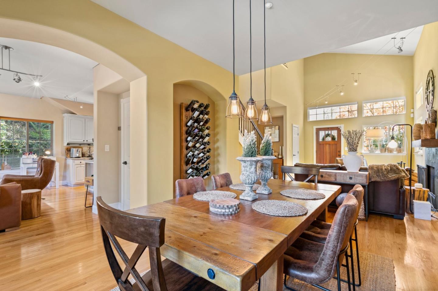 558 Live Oak LN