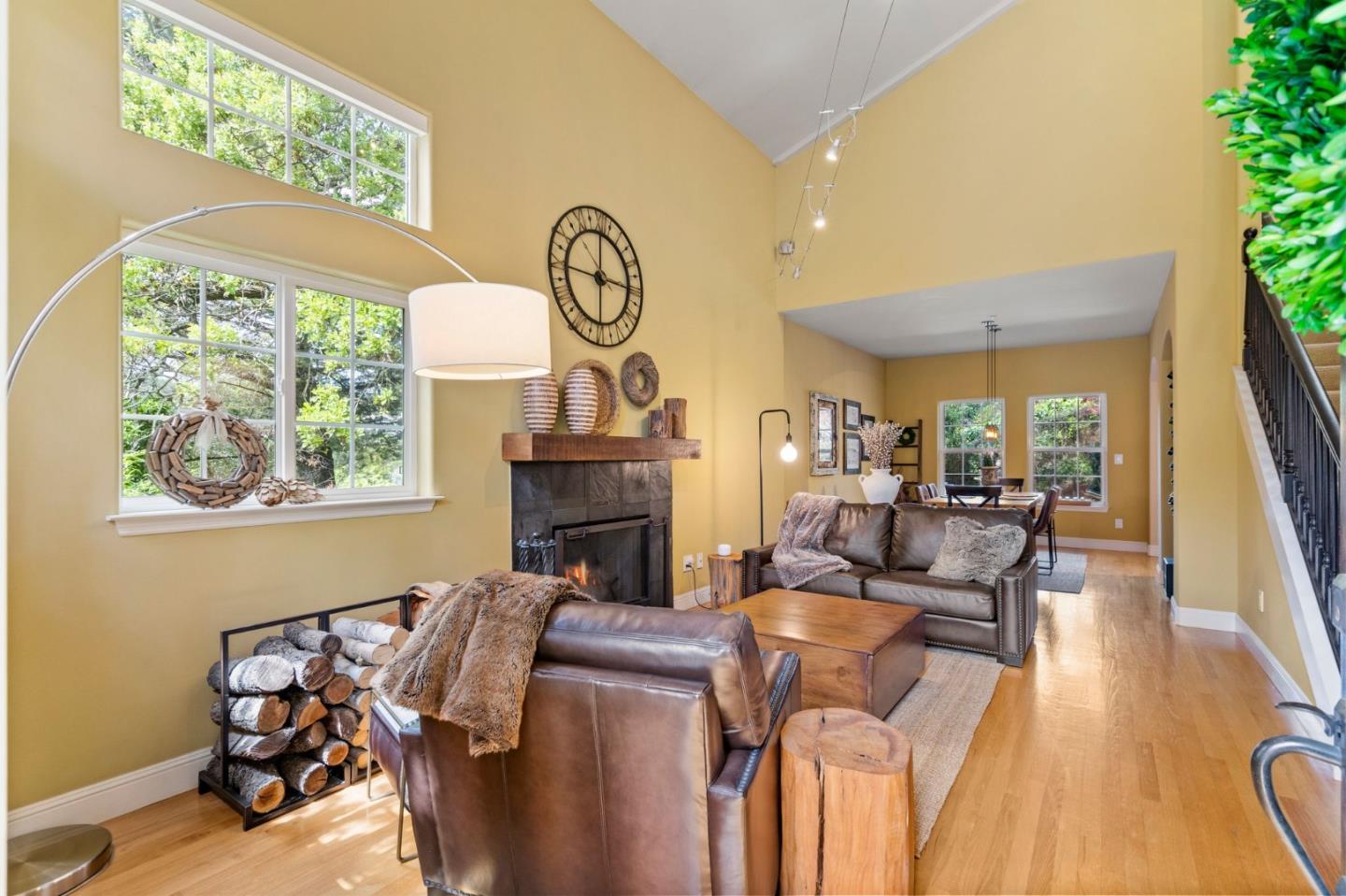 558 Live Oak LN