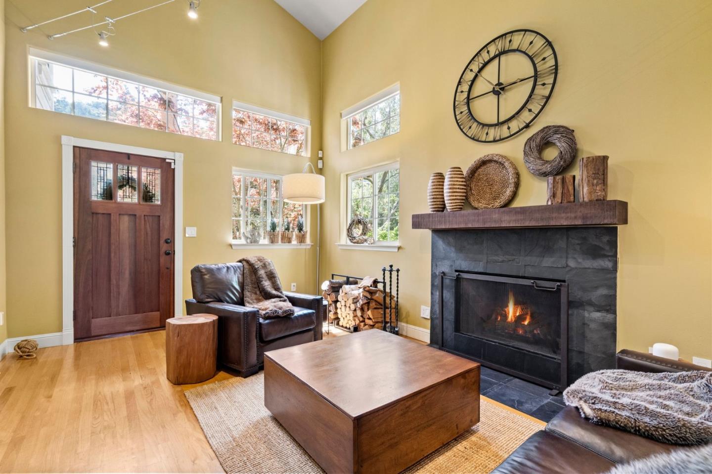 558 Live Oak LN